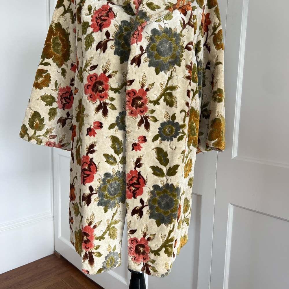 SOLD! Classy vintage coat in a luscious jacquard print.